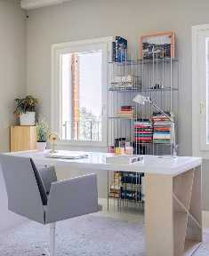 Как организовать удобное рабочее место в домашнем кабинете: столы и стулья