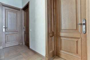 Как самостоятельно установить деревянные двери в доме?